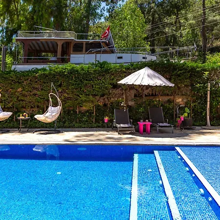 Ay Bed & Breakfast 4*
